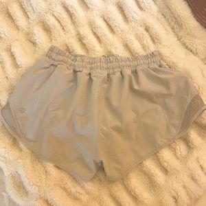 WHITE LULULEMON HOTTY SHOT SHORTS